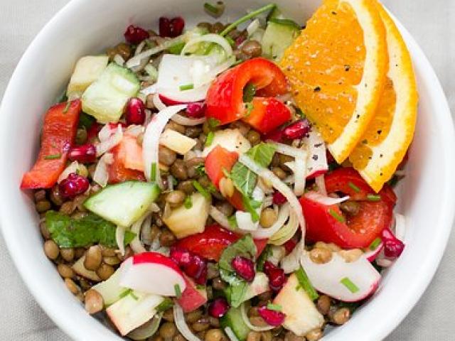 Salade de lentilles aux noix, fruits et pesto (4p)